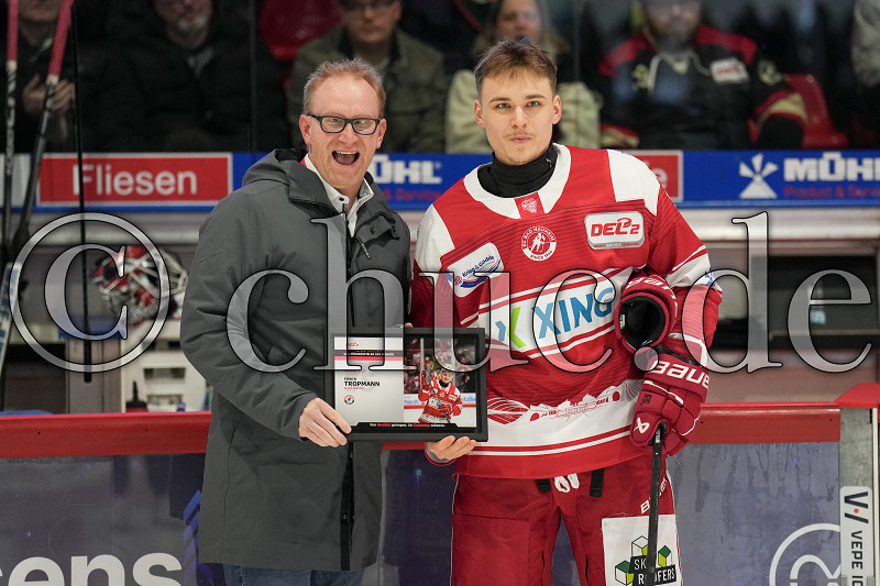 Andreas Ortwein (Geschäftsführer EC Bad Nauheim) und -55- Edwin Tropmann (EC Bad Nauheim) bei der Ehrung, DEL 2 - EC Bad Nauheim gegen Lausitzer Füchse, Bad Nauheim, Colonel-Knight-Stadion, 02.03.25