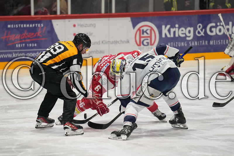 -15- Fabian Voit (-A- Blue Devils Weiden) gegen -6- Tim Coffman (EC Bad Nauheim), Pre-Playoffs - Spiel 2 - DEL 2 - EC Bad Nauheim gegen Blue Devils Weiden, Bad Nauheim, Colonel-Knight-Stadion, 07.03.25