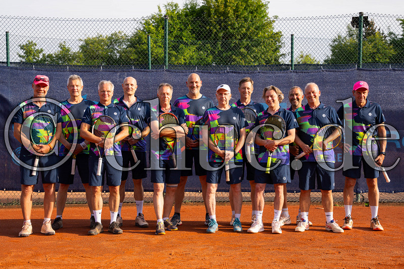 Teamfoto Herren 55 Ober-Mörler TC

Jörg Groß, Stefan Rudnick, Christian Fehlau, Roland Schempp, Dirk Ludwigs, Andreas Freisens, Jürgen Elsner, Hüseyin Cimcoz, Steffen Lorenz, Stefan Pröckl, Albrecht Wittner, George Pascal;

Tennis Herren 55 - Ober-Mörler TC, Ober-Mörlen, Ober-Mörler TC, 21.05.25