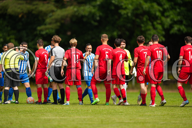 beide Teams begrüßen sich, Kreisliga A Friedberg - FC Nieder-Florstadt gegen KSG 1920 Groß-Karben, Echzell - Bingenheim, Sportplatz Bingenheim, 03.08.25