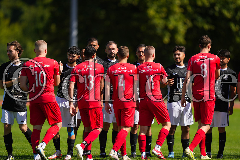 beide Teams begrüßen sich, Kreisliga A Friedberg - VfB Friedberg gegen SV Nieder-Wöllstadt, Friedberg, Sportplatz am Burgfeld, 17.08.25