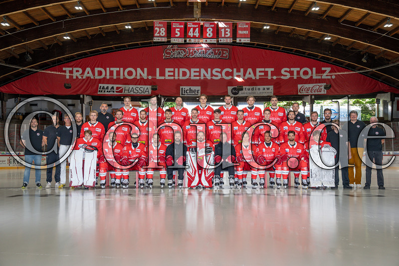 -53- Finn Becker, -58- Christopher Fischer , -19- Taylor Vause, -88- Andrej Bíreš, Marc Vorderbrüggen (Co-Trainer, -35- Jerry Kuhn (Torwart EC Bad Nauheim), Peter Russell (Headcoach), -9- Simon Gnyp, -23- Marius Erk, -15- Garret Pruden, -31- Dean Döge;

mittlere Reihe (von links):
Daniel Patzak (Teamarzt), Marc Lubetzki (Fitnesstrainer), 
Dr. Michael Piske (Teamarzt), Florian Patzak (Physio), -7- Davis Koch, -6- Justin McPherson, -93- Julian Lautenschlager, -34- Kevin Handschuh, -91- Marc El-Sayed, -17- Raphael Jakovlev, -61- Jordan Hickmott, -16- Tjark Kölsch, -90- Parker Bowles, -55- Justin Volek, Alexander Goldbrunner (Team Coordinator), Wolfgang Janout (Betreuer), Ralf Gartz (Betreuer), Dieter Parow (Betreuer);

obere Reihe (von links):
Murat Pak (Teamarzt), Fabian Nifosi, -73- Zach Kaiser, -20- Patrick Seifert, -11- Lukas Ribarik, -22- Rik Gaidel, -10- Vincent Grunewald, -29- Philipp Kuhnekath, Pascal Marx (Physio);

Teamfoto EC Bad Nauheim 2025/26 DEL 2 , Bad Nauheim, Colonel-Knight-Stadion, 26.08.25
