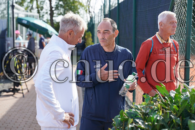 Anders Jarryd (TC RW Hangelar) im Gespräch mit Gianluca Pozzi (Ober-Mörler TC), vermutlich teilt Anders hier mit, dass er als Nummer 1 verletzungsbedingt nicht antreten kann, Deutsche Tennis Mannschaftsmeisterschaft 2025 Herren 60, Ober-Mörlen, Ober-Mörler TC, 07.09.25