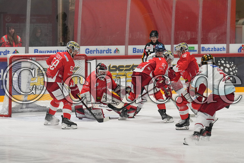 -9- Lucas Lessio (Düsseldorfer EG) und -71- Ture Linden (Düsseldorfer EG) gegen -58- Christopher Fischer (EC Bad Nauheim), -35- Jerry Kuhn (Torwart EC Bad Nauheim), -55- Justin Volek (EC Bad Nauheim) und -88- Andrej Bires (EC Bad Nauheim), DEL 2 - EC Bad Nauheim gegen Düsseldorfer EG, Bad Nauheim, Colonel-Knight-Stadion, 17.10.25