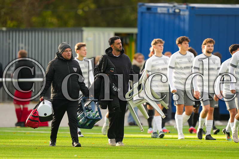 Tufan Tosunoglu (Trainer FCO Fauerbach) mit Stuhl, Gruppenliga - FC Olympia Fauerbach gegen SG Wehrheim/Pfaffenwiesbach, Friedberg - OT Fauerbach, Sportplatz Fauerbach, 26.10.25