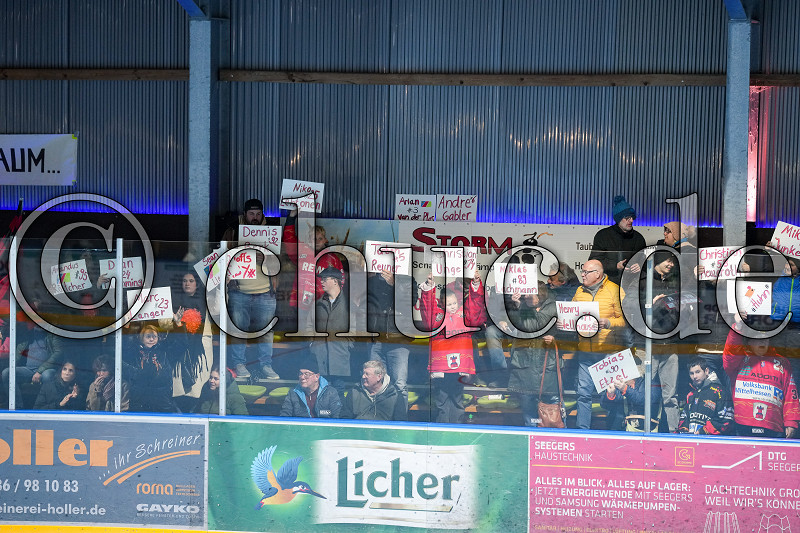 Fans mit Schildern, Halbfinale Play-Offs 1.  Bundesliga - Rhein-Main Patriots gegen ESC Eagles Essen-West, Niddatal OT Assenheim, Skaterhockeyhalle Assenheim, 08.11.25