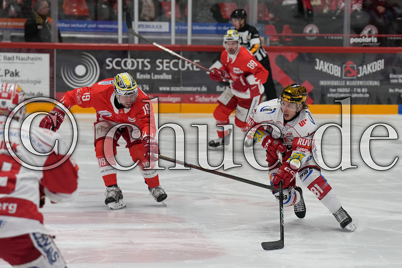 -81- Corey Mackin (-A- Eispiraten Crimmitschau) gegen -19- Taylor Vause (EC Bad Nauheim), DEL 2 - EC Bad Nauheim gegen Eispiraten Crimmitschau, Bad Nauheim, Colonel-Knight-Stadion, 21.11.25
