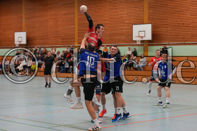 -6- Mika Berger (HSG Mörlen) gegen -10- Lukas Braun (HSG Lumdatal) und -21- Jonas Schlapp (HSG Lumdatal) , Bezirksoberliga Gießen - HSG Mörlen gegen HSG Lumdatal II, Bad Nauheim - OT Nieder-Mörlen, Frauenwaldhalle Nieder-Mörlen, 29.11.25