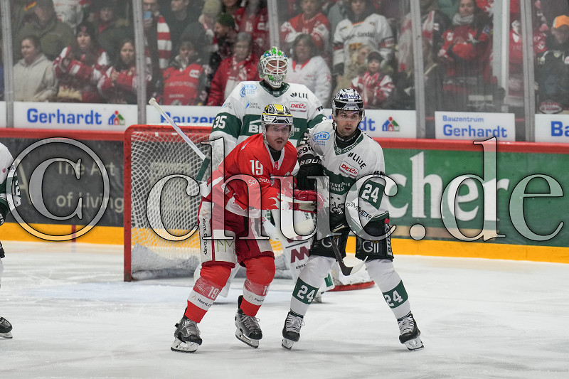 -24- Cole Fonstad (Bietigheim Steelers) gegen -19- Taylor Vause (EC Bad Nauheim), DEL 2 - EC Bad Nauheim gegen Bietigheim Steelers, Bad Nauheim, Colonel-Knight-Stadion, 30.11.25