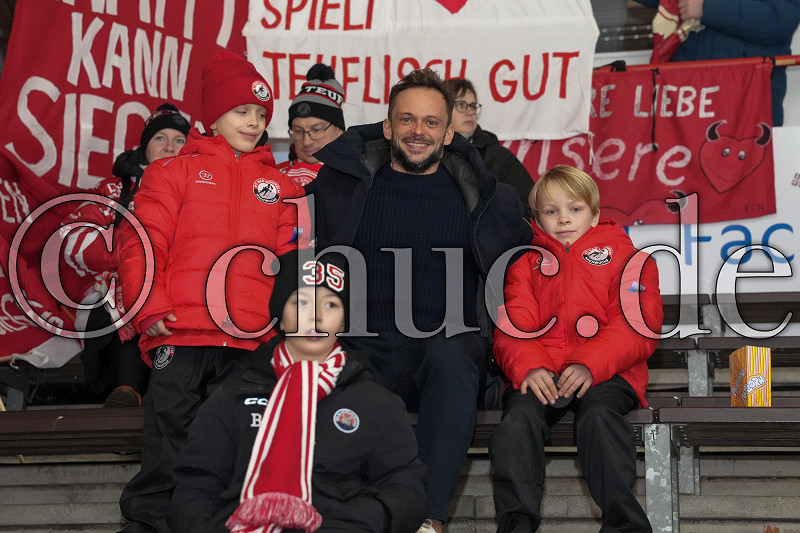 -58- Christopher Fischer (EC Bad Nauheim) ist aufgrund seiner Spielsperre zum Zuschauen verdonnert, DEL 2 - EC Bad Nauheim gegen EC Kassel Huskies, Bad Nauheim, Colonel-Knight-Stadion, 21.12.25