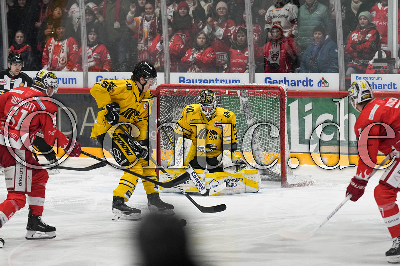 -7- Davis Koch (-A- EC Bad Nauheim) scheitert an -31- Felix Bick (Torwart Krefeld Pinguine), DEL 2 - EC Bad Nauheim gegen Krefeld Pinguine, Bad Nauheim, Colonel-Knight-Stadion, 30.01.26