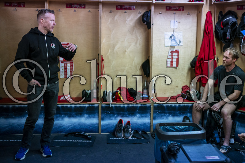 Links Upi Karhula (Trainer EC Bad Nauheim), rechts -21- Sebastian Bengtsson (EC Bad Nauheim) im Gespr&auml;ch, DEL 2 - EC Bad Nauheim: neuer Headcoach Antti Karhula, Bad Nauheim, Colonel-Knight-Stadion, 03.02.26