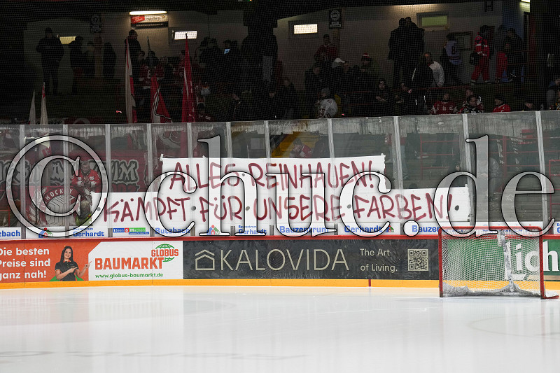 &bdquo;Alles reinhauen! K&auml;mpft f&uuml;r unsere Farben!&ldquo; zeigt ein Spruchband der S&uuml;dkurve, DEL 2 - EC Bad Nauheim gegen Eispiraten Crimmitschau, Bad Nauheim, Colonel-Knight-Stadion, 08.02.26