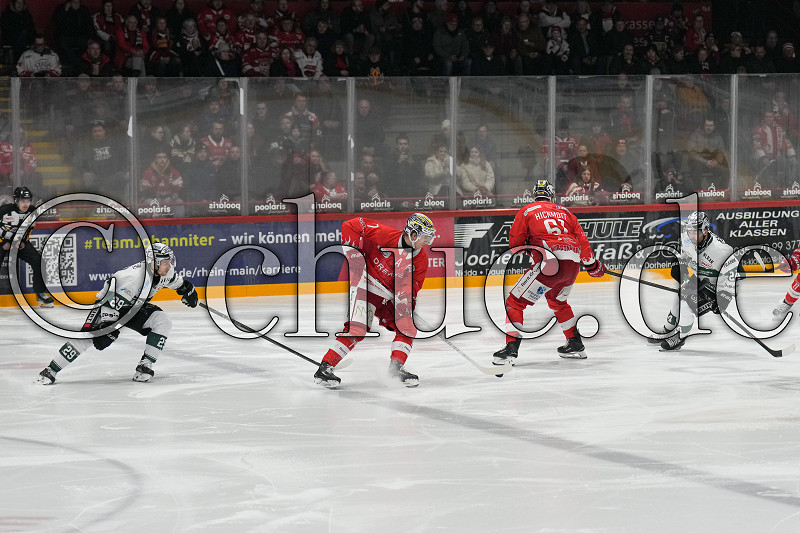 -7- Davis Koch (-A- EC Bad Nauheim) und -61- Jordan Hickmott (EC Bad Nauheim) gegen -29- Alexander Preibisch (-C- Bietigheim Steelers) und -24- Cole Fonstad (Bietigheim Steelers), DEL 2 - EC Bad Nauheim gegen Bietigheim Steelers, Bad Nauheim, Colonel-Knight-Stadion, 13.02.26