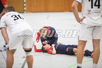 -10- Sebastian Bischof (HSG Mörlen) wird behandelt, in der Bezirksoberliga, HSG Mörlen gegen MSG Florstadt/Gettenau - Foto A. Chuc