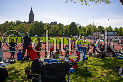 Blick auf den Adolfsturm, Bahneröffnung TSV Friedberg-Fauerbach, Friedberg (Hessen), Sportplatz am Burgfeld, 26.04.25