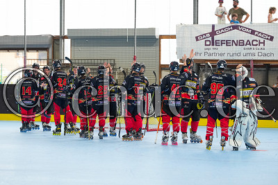 Die Rhein-Main Patriots feiern den 7:3 Erfolg, Skaterhockey 1. ISHD Bundesliga - Rhein-Main Patriots gegen HC Köln Rheinos, Niddatal - OT Assenheim, Inlinehockeyhalle Assenheim, 14.06.25