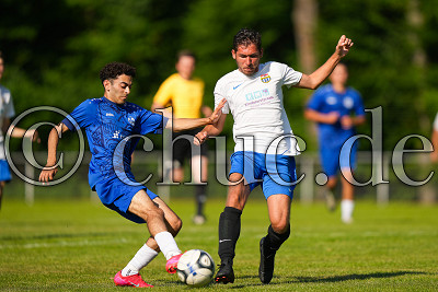-9- Abed Al Rahman QASWAL (FFV Sportfreunde) gegen -4- Nikita ZAVODOV (JSG Bad Nauheim/Mörlen), A-Jugend Aufstieg Gruppenliga - JSG Bad Nauheim/Mörlen gegen FFV Sportfreunde, Bad Nauheim, Waldsportplatz, 21.06.25