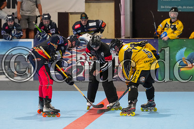 -17- Marcel Müller (Rhein-Main Patriots) gegen -5- Felix Wuschech (Chrash Eagles Kaarst) beim Bully, Skaterhockey 1. ISHD Bundesliga - Rhein-Main Patriots gegen Crash Eagles Kaarst, Niddatal - OT Assenheim, Inlinehockeyhalle Assenheim, 06.07.25