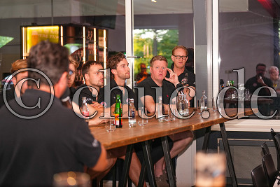 Christian Berger mit Peter Russel im Austausch, dahinter Andreas Ortwein, Fan-Talk EC Bad Nauheim 2025/26 - DEL 2, Bad Nauheim, Colonel-Knight-Stadion, 18.08.25