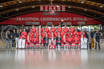 -53- Finn Becker, -58- Christopher Fischer , -19- Taylor Vause, -88- Andrej Bíreš, Marc Vorderbrüggen (Co-Trainer, -35- Jerry Kuhn (Torwart EC Bad Nauheim), Peter Russell (Headcoach), -9- Simon Gnyp, -23- Marius Erk, -15- Garret Pruden, -31- Dean Döge;

mittlere Reihe (von links):
Daniel Patzak (Teamarzt), Marc Lubetzki (Fitnesstrainer), 
Dr. Michael Piske (Teamarzt), Florian Patzak (Physio), -7- Davis Koch, -6- Justin McPherson, -93- Julian Lautenschlager, -34- Kevin Handschuh, -91- Marc El-Sayed, -17- Raphael Jakovlev, -61- Jordan Hickmott, -16- Tjark Kölsch, -90- Parker Bowles, -55- Justin Volek, Alexander Goldbrunner (Team Coordinator), Wolfgang Janout (Betreuer), Ralf Gartz (Betreuer), Dieter Parow (Betreuer);

obere Reihe (von links):
Murat Pak (Teamarzt), Fabian Nifosi, -73- Zach Kaiser, -20- Patrick Seifert, -11- Lukas Ribarik, -22- Rik Gaidel, -10- Vincent Grunewald, -29- Philipp Kuhnekath, Pascal Marx (Physio);

Teamfoto EC Bad Nauheim 2025/26 DEL 2 , Bad Nauheim, Colonel-Knight-Stadion, 26.08.25