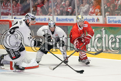 -19- Taylor Vause (EC Bad Nauheim) gegen -76- Maximilian Söll (Bietigheim Steelers) und -4- Joshua Rust (Bietigheim Steelers), Vorbereitungsspiel - EC Bad Nauheim gegen Bietigheim Steelers, Bad Nauheim, Colonel-Knight-Stadion, 31.08.25