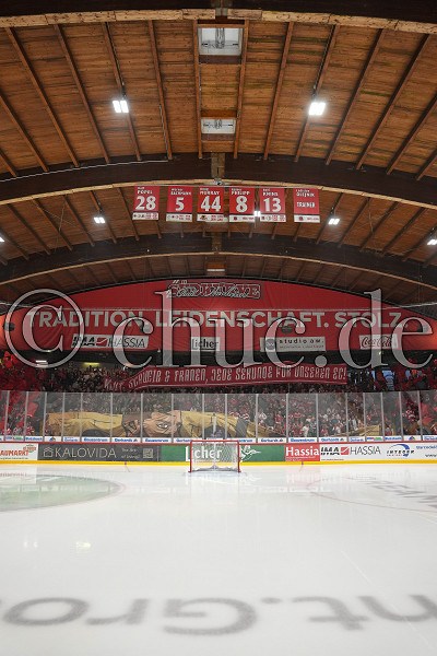 Choreo der Südkurve, DEL 2 - EC Bad Nauheim gegen EHC Freiburg Wölfe, Bad Nauheim, Colonel-Knight-Stadion, 19.09.25