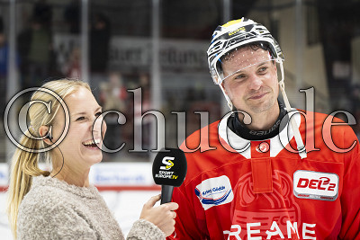 Alina Berg (EC Bad Nauheim) im Interview mit -61- Jordan Hickmott (EC Bad Nauheim), DEL 2 - EC Bad Nauheim gegen EHC Freiburg Wölfe, Bad Nauheim, Colonel-Knight-Stadion, 19.09.25