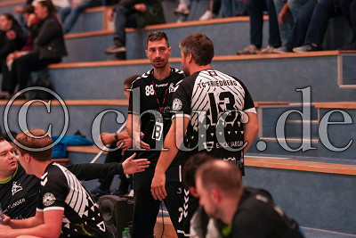 George Cadar (Trainer TG Friedberg) mit -13- Sönke Röhrs (TG Friedberg), Bezirksoberliga Gießen - TG Friedberg gegen HSG Dutenhofen/Münchholzhausen III, Friedberg, Halle am Seebach, 27.09.25