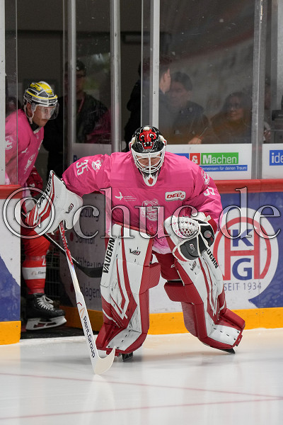-35- Jerry Kuhn (Torwart EC Bad Nauheim), Warmup, DEL 2 - EC Bad Nauheim gegen EV Landshut, Bad Nauheim, Colonel-Knight-Stadion, 05.10.25