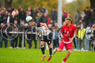 -4- Lucas BURGER (FSV Fernwald) klärt vor -33- Noah MICHEL (Türk Gücü Friedberg), Hessenliga - Türk Gücü Friedberg gegen FSV Fernwald, Friedberg, Sportplatz am Burgfeld, 11.10.25