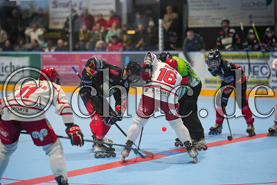 -71- Henry Wellhausen gegen -16- Dominic Doden (Düsseldorf Rams) beim Bully, Viertelfinale Play-Offs 1.  Bundesliga - Rhein-Main Patriots gegen Düsseldorf Rams, Niddatal OT Assenheim, Skaterhockeyhalle Assenheim, 11.10.25