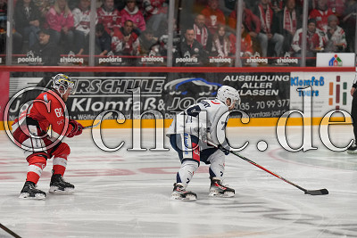 -79- Calvin Pokorny (Blue Devils Weiden) vor -60- Sebastian Bengtsson (EC Bad Nauheim), DEL 2 - EC Bad Nauheim gegen Blue Devils Weiden, Bad Nauheim, Colonel-Knight-Stadion, 12.10.25