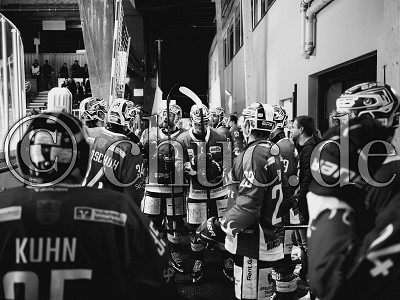 Das Team kurz vor dem letzten Drittel, DEL 2 - EC Bad Nauheim gegen Blue Devils Weiden, Bad Nauheim, Colonel-Knight-Stadion, 12.10.25