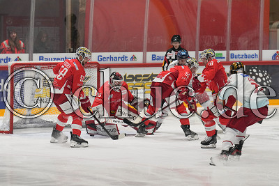 -9- Lucas Lessio (Düsseldorfer EG) und -71- Ture Linden (Düsseldorfer EG) gegen -58- Christopher Fischer (EC Bad Nauheim), -35- Jerry Kuhn (Torwart EC Bad Nauheim), -55- Justin Volek (EC Bad Nauheim) und -88- Andrej Bires (EC Bad Nauheim), DEL 2 - EC Bad Nauheim gegen Düsseldorfer EG, Bad Nauheim, Colonel-Knight-Stadion, 17.10.25