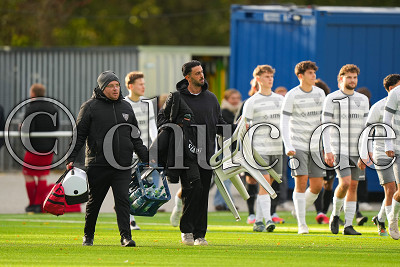 Tufan Tosunoglu (Trainer FCO Fauerbach) mit Stuhl, Gruppenliga - FC Olympia Fauerbach gegen SG Wehrheim/Pfaffenwiesbach, Friedberg - OT Fauerbach, Sportplatz Fauerbach, 26.10.25