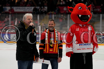 Richard Eberhardt (Stadionsprecher EC Bad Nauheim) mit André Veil „Veilo“ (Stadionsprecher ESV Kaufbeuren) und Hellvis, DEL 2 - EC Bad Nauheim gegen ESV Kaufbeuren, Bad Nauheim, Colonel-Knight-Stadion, 31.10.25