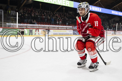 -19- Taylor Vause (EC Bad Nauheim) „rides his magic broom“, DEL 2 - EC Bad Nauheim gegen ESV Kaufbeuren, Bad Nauheim, Colonel-Knight-Stadion, 31.10.25