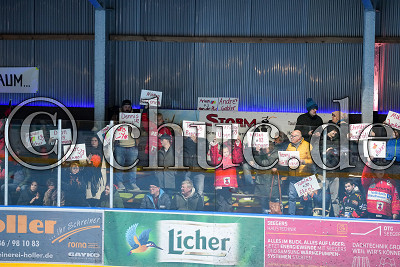 Fans mit Schildern, Halbfinale Play-Offs 1.  Bundesliga - Rhein-Main Patriots gegen ESC Eagles Essen-West, Niddatal OT Assenheim, Skaterhockeyhalle Assenheim, 08.11.25
