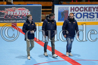 Die Coaches Jan Hofmann, Patric Pfanmüller und Marcel Patejdl, Halbfinale Play-Offs 1.  Bundesliga - Rhein-Main Patriots gegen ESC Eagles Essen-West, Niddatal OT Assenheim, Skaterhockeyhalle Assenheim, 08.11.25, Halbfinale Play-Offs 1.  Bundesliga - Rhein-Main Patriots gegen ESC Eagles Essen-West, Niddatal OT Assenheim, Skaterhockeyhalle Assenheim, 08.11.25