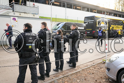 Das Spiel wird von der Polizei begleitet, DEL 2 - EC Bad Nauheim gegen Krefeld Pinguine, Bad Nauheim, Colonel-Knight-Stadion, 16.11.25