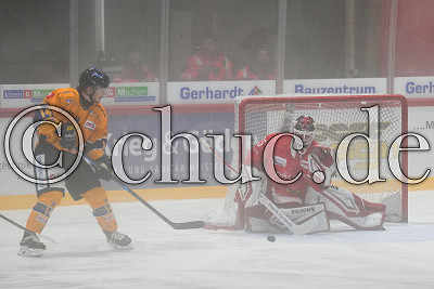 -14- Louis Anders (Lausitzer Füchse) gegen -35- Jerry Kuhn (Torwart EC Bad Nauheim), DEL 2 - EC Bad Nauheim gegen Lausitzer Füchse, Bad Nauheim, Colonel-Knight-Stadion, 07.12.25