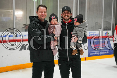 -61- Jordan Hickmott (EC Bad Nauheim) und -90- Parker Bowles (EC Bad Nauheim) mit Nachwuchs, EC Bad Nauheim Family on ice, Bad Nauheim, Colonel-Knight-Stadion, 09.12.25