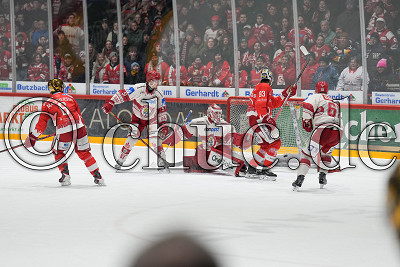 -6- Justin MacPherson (-A- EC Bad Nauheim) trifft gegen -29- Philipp Dietl (Torwart EV Landshut) zum 4:3 nach Verl&auml;ngerung, -93- Julian Lautenschlager (EC Bad Nauheim) springt, DEL 2 - EC Bad Nauheim gegen EV Landshut, Bad Nauheim, Colonel-Knight-Stadion, 23.12.25