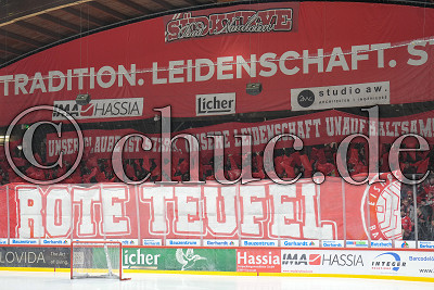 Choreo der S&uuml;dkurve, DEL 2 - EC Bad Nauheim gegen EV Landshut, Bad Nauheim, Colonel-Knight-Stadion, 23.12.25