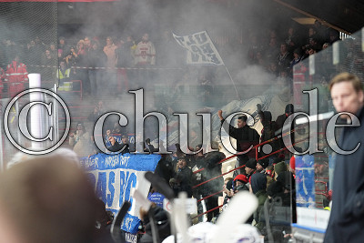 Bengalos im Ravensburger Fanblock, Hooligans, DEL 2 - EC Bad Nauheim gegen Ravensburg Towerstars, Bad Nauheim, Colonel-Knight-Stadion, 28.12.25