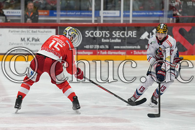 -13- Fabian Ilestedt (EHC Freiburg) gegen -15- Garret Pruden (EC Bad Nauheim), DEL 2 - EC Bad Nauheim gegen EHC Freiburg, Bad Nauheim, Colonel-Knight-Stadion, 04.01.26