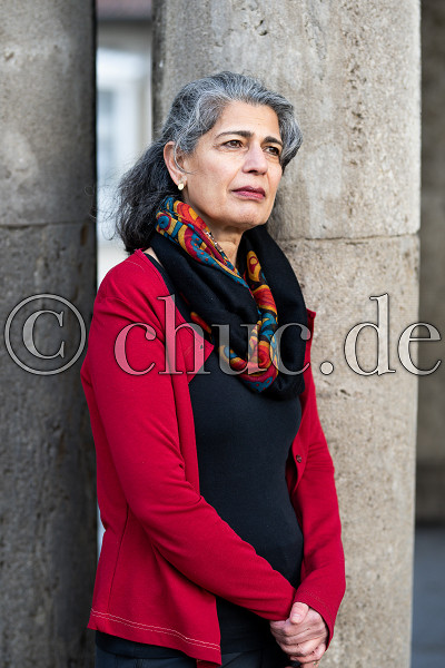 Frau Mahnaz Jafary m&ouml;chte auf die Situation und das Leid der Menschen im Iran aufmerksam machen, Bad Nauheim, Colonel-Knight-Stadion, 15.01.26