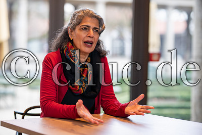 Frau Mahnaz Jafary m&ouml;chte auf die Situation und das Leid der Menschen im Iran aufmerksam machen, Bad Nauheim, Colonel-Knight-Stadion, 15.01.26