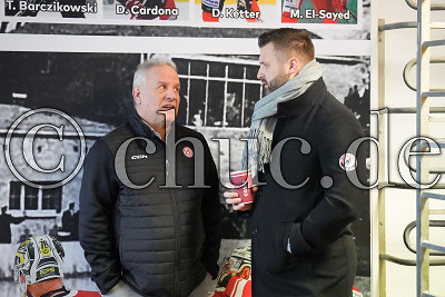 Rich Chenomaz (Sportlicher Leiter D&uuml;sseldorfer EG) im Gespr&auml;ch mit Marc Vorderbr&uuml;ggen, DEL 2 - EC Bad Nauheim gegen D&uuml;sseldorfer EG, Bad Nauheim, Colonel-Knight-Stadion, 18.01.26